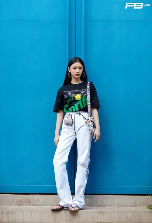 简介:林允时尚率性夏日街拍图片,分享一组林允图片给大家,图中的明星