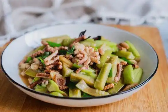 炒丝瓜八爪鱼的家常做法 八爪鱼炒丝瓜(1)