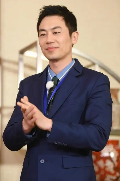 朱亚文《奔跑吧》变身上班族 运钻石抢椅子上演职场大战