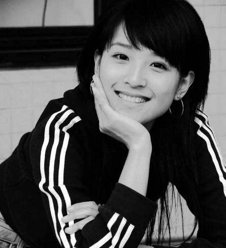 爱1中赵霁虽然纤瘦却看得出她可爱机灵,可是到了爱3却看到她面无血色