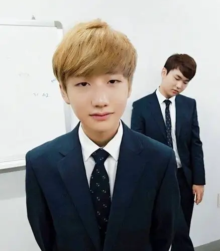 小编也觉得:roxtiger的几位穿上西装的样子真的非常的帅气,小花生也印