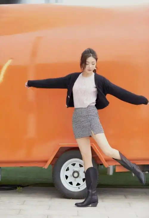 谁说腿直就好看看看邓家佳的月牙腿这才是男士最爱