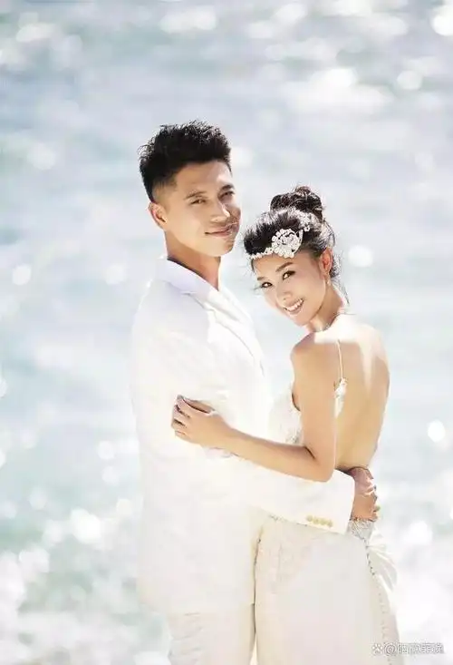 王雷夫妇出海玩冲浪,李小萌穿大尺度泳装,大腿白到发光