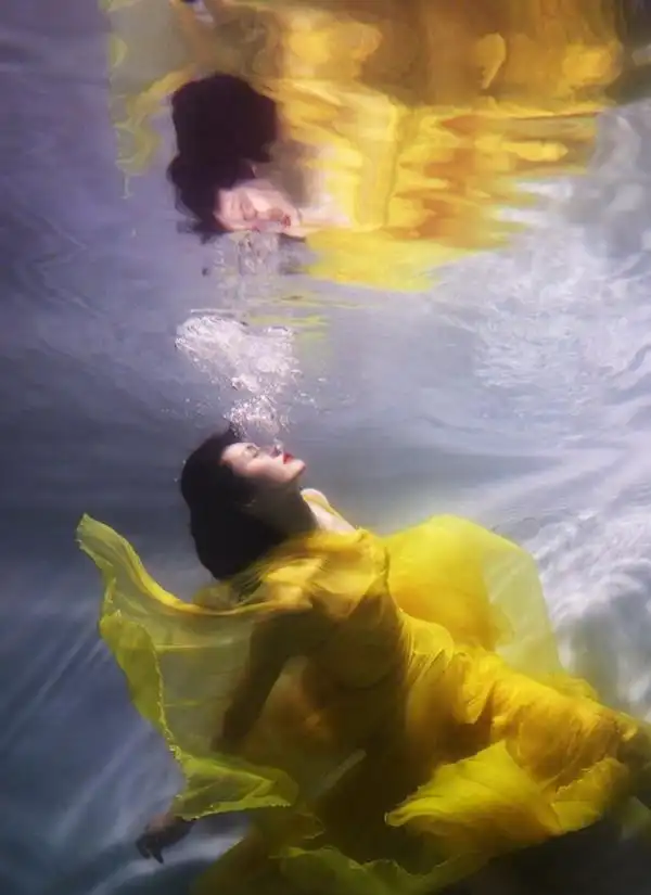 超模何穗水中轻纱舞动,身姿曼妙如美人鱼,网友:惊为天人