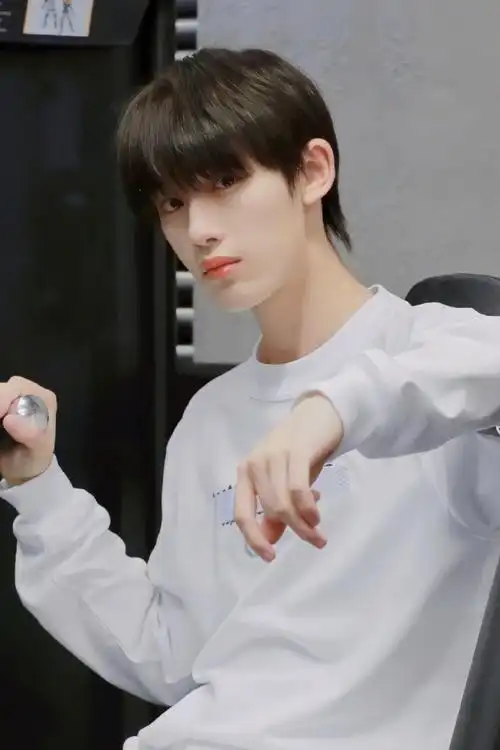 丁程鑫长袖健身照