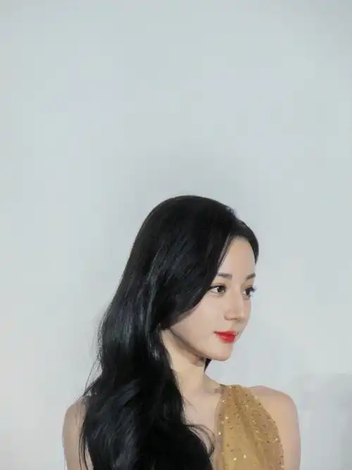 #迪丽热巴提裙对视#