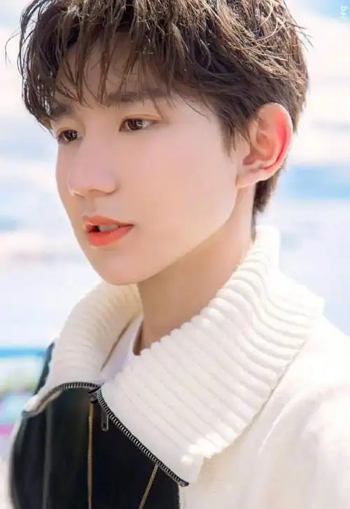 王源寸头背影壁纸头像