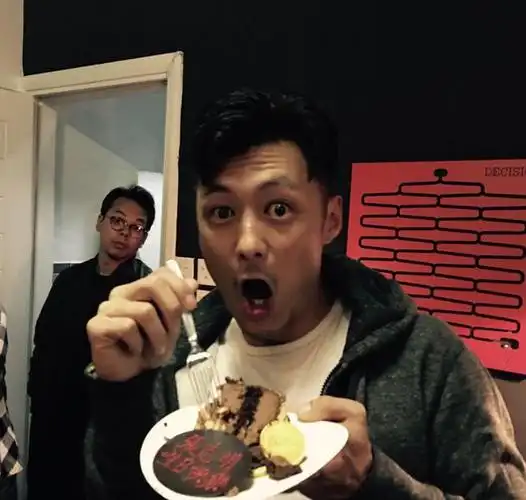 余文乐与生日蛋糕合影.