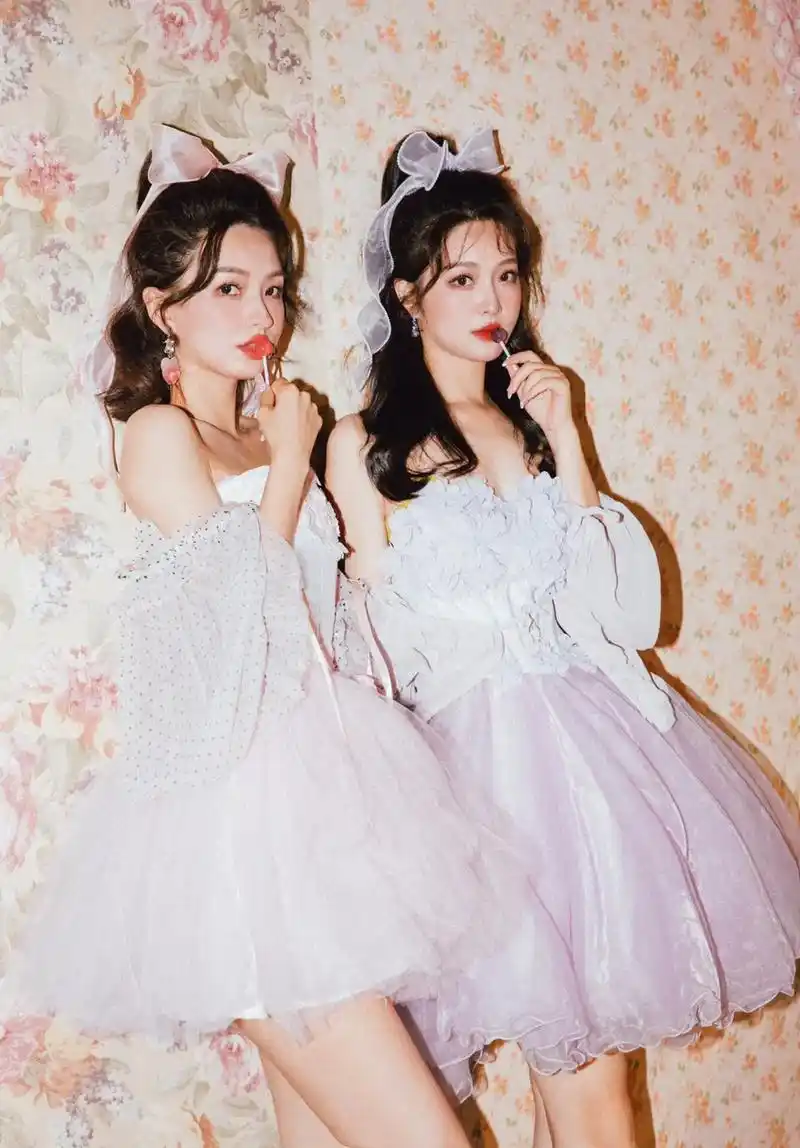 快艾特你的笨蛋闺蜜来学画报拍照姿势