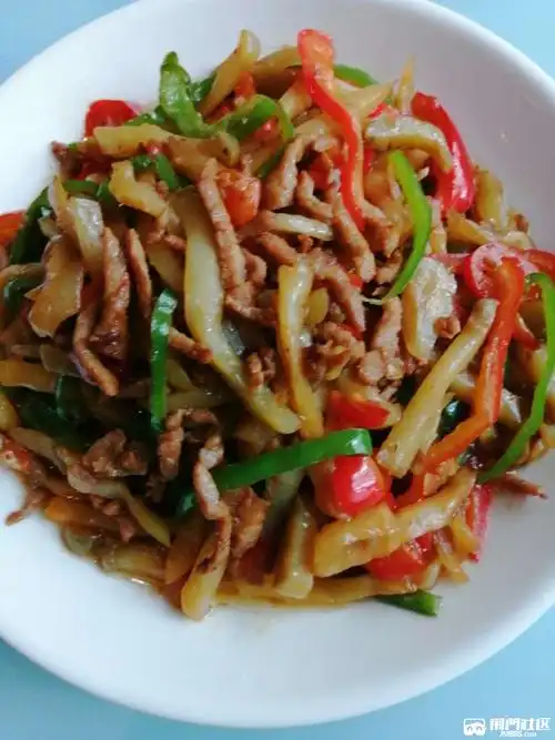 榨菜肉丝和凉拌毛豆是我做滴,煎鲫鱼和炒上海青是老公