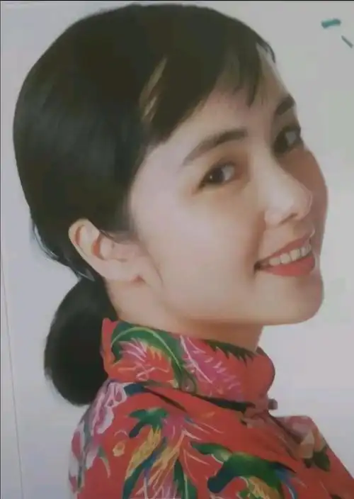 年轻时蒋雯丽的照片大眼睛含情脉脉五官洋气深邃身材比例完美