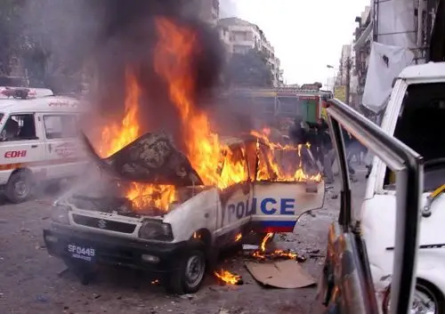 12月28日,在巴基斯坦南部城市卡拉奇,一辆警车被烧毁.