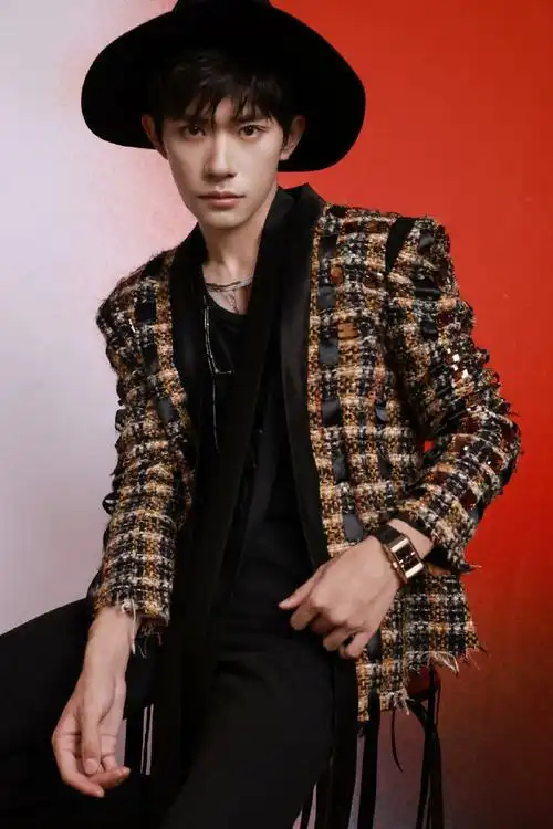 易烊千玺 限定玫瑰#易烊千玺  最新舞台造型,复古订珠上衣搭配黑色宽