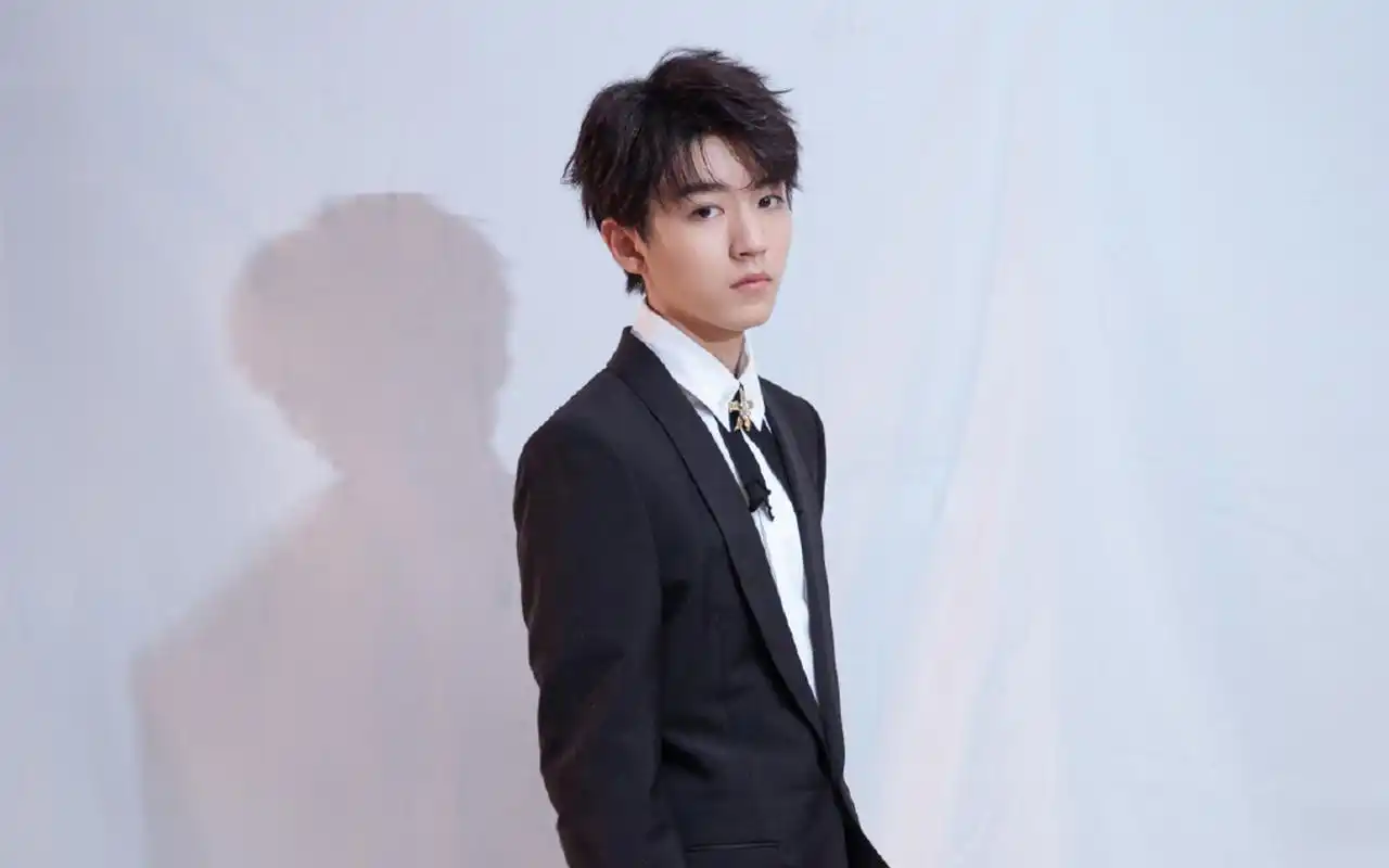 王俊凯帅气最新壁纸_人气小鲜肉王俊凯