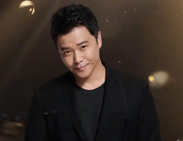 橘子影娱社 2020-08-06 21:49:37 近日有媒体晒出了陈思诚的近照,照片