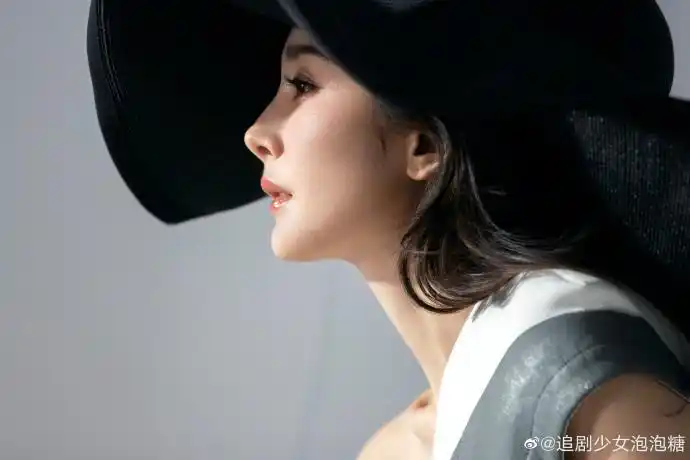 杨幂杂志侧拍花絮图#杨幂杂志拍摄花絮照来了,精致绝美的侧颜好心动