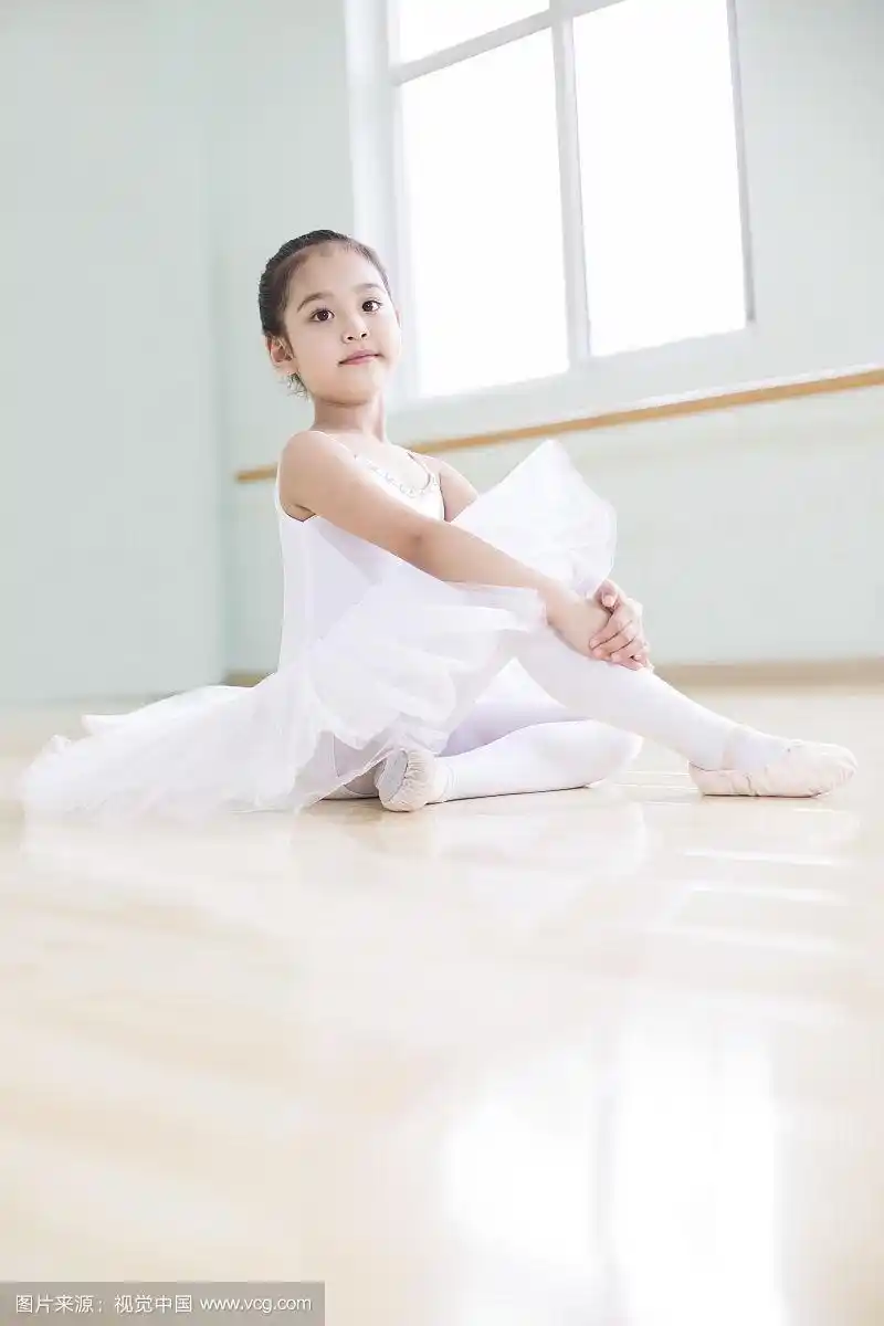 跳芭蕾的小女孩