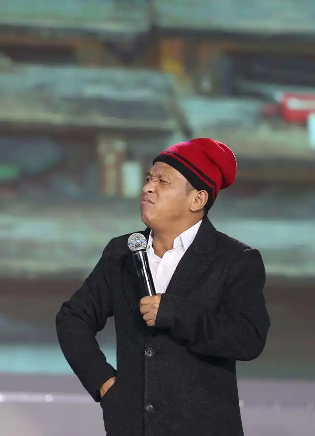 宋小宝在小品里为乡村教师招募老师,现场面试来应聘的各怀绝技的湖南