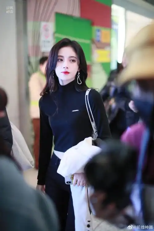 鞠婧祎机场新图
