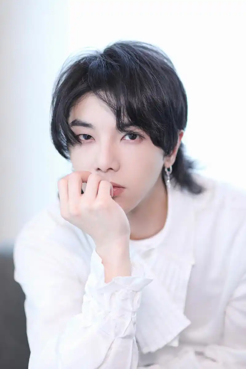 消息华晨宇现身西安出席赫莲娜品牌活动白衬衫造型再度帅出新高度