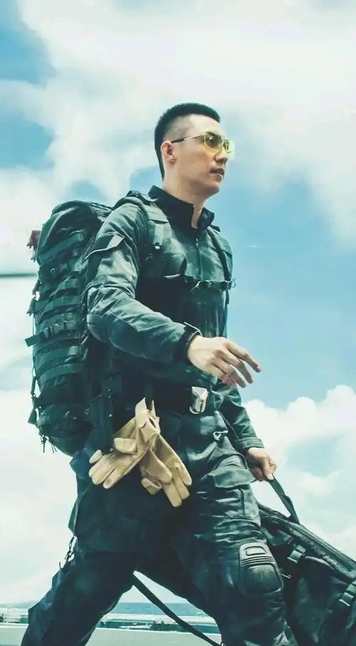 流传的定妆照,黄景瑜穿上各式军装,手拿狙击枪,荷尔蒙爆棚,超飒.