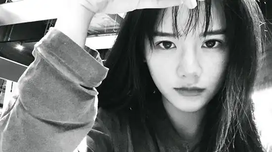 南笙携电影行走西班牙素颜自拍心情好