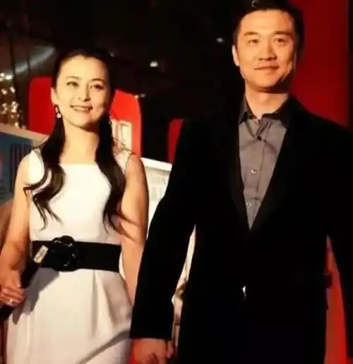 演员黄志忠,离婚那天出门后忍不住抱头痛哭,感觉最对不起儿子