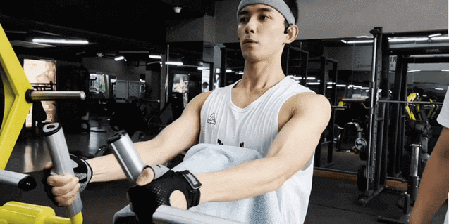 吴磊健身侧颜照