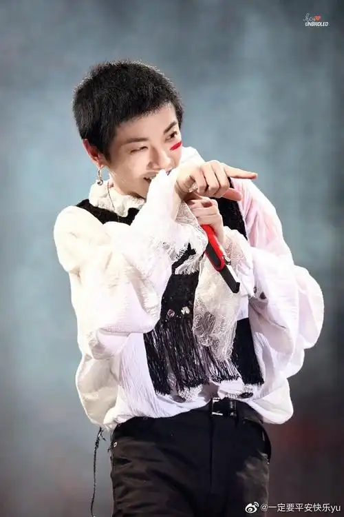 盖个楼吧放出你觉得花花哥哥氛围感拉满的美图02华晨宇iswatching