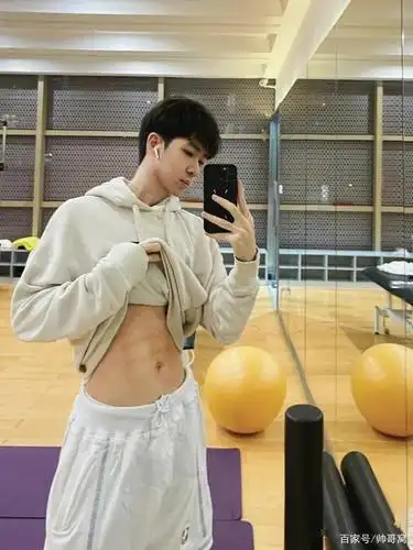 阳光帅气的00后运动小奶狗,薄薄的腹肌嫩到发光,迷人吧!