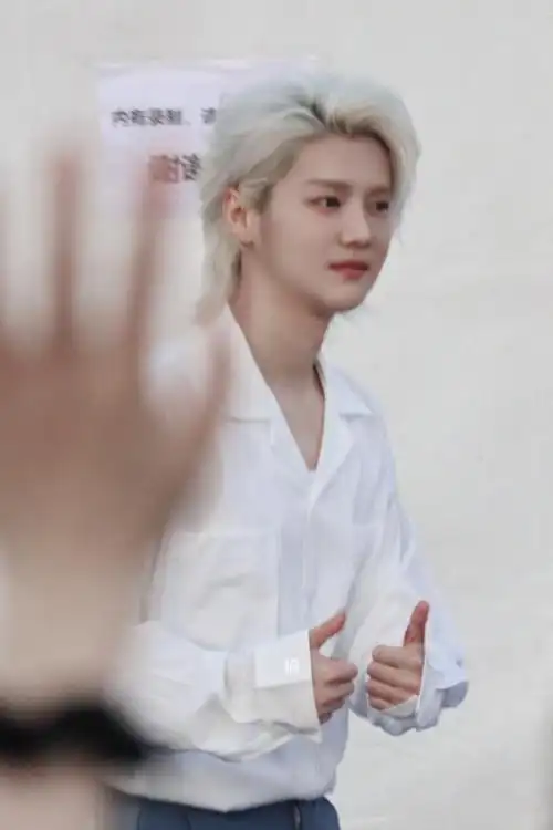 鹿晗阿那亚线下活动##鹿晗银色长发白衬衫