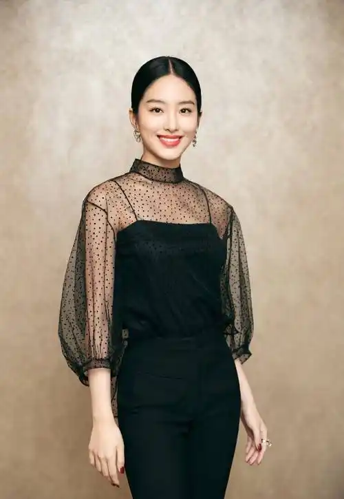 杨采钰晒健身照大秀身材,满脸通红一身汗液,纤细腰部极具力量感_运动