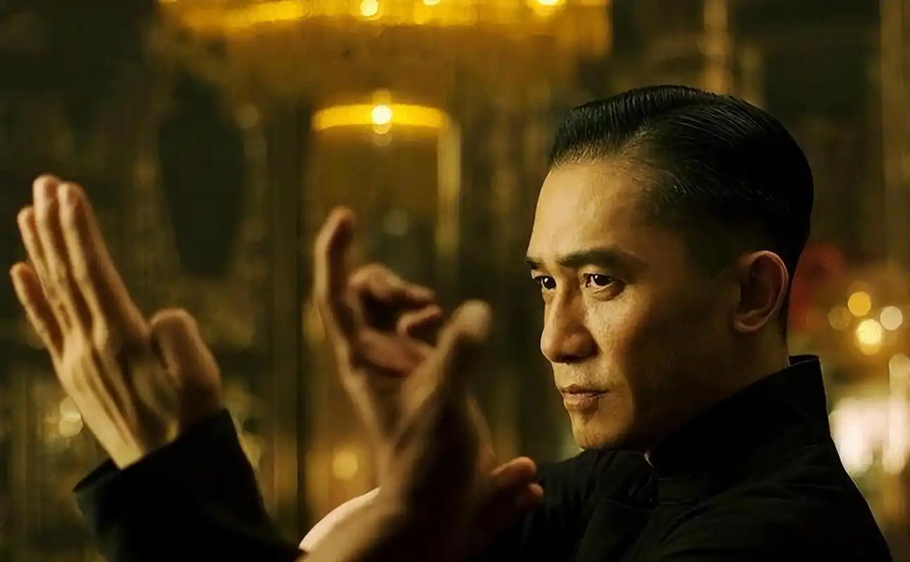 梁朝伟的双重人格:生活中的社恐,银幕上的霸气.二者简直判若两人.