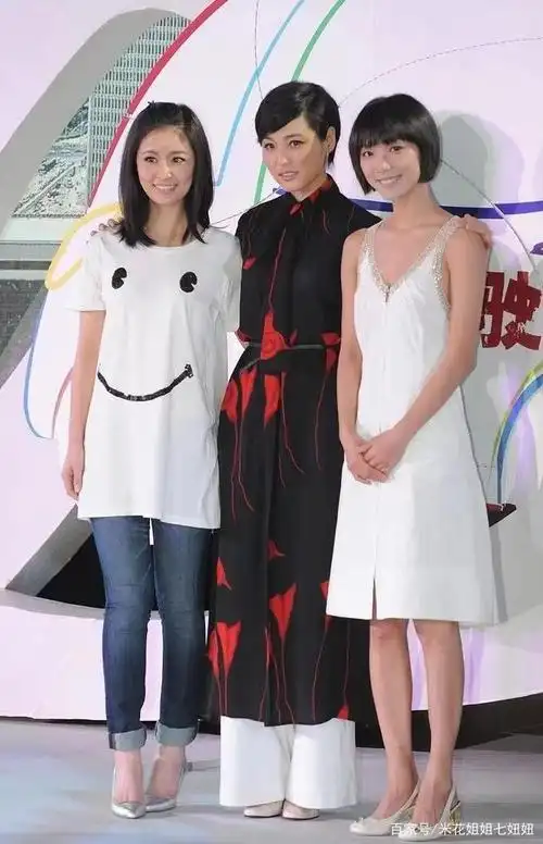 林心如与张延同台气质被碾压,张延穿衬衫裙成熟大气,剪短发好美