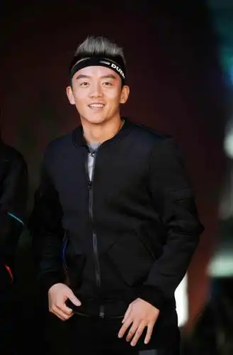 《跑男3》"r运冠军"开赛 郑恺化身体操小将