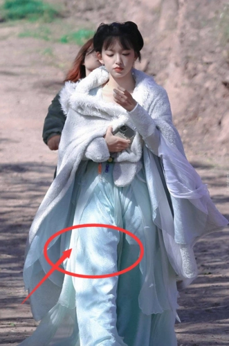 程潇新剧路透照被疯传穿古装柱子腿