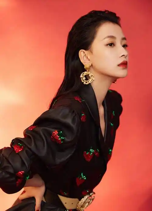 原创孙怡老花短裙出席品牌活动短裙配长靴增添酷飒美女生图真能扛