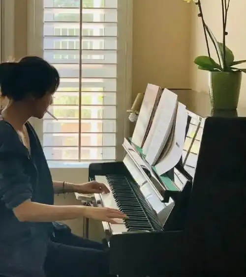 才女徐静蕾一边抽烟一边弹钢琴洒脱