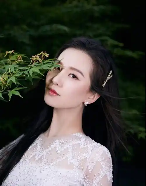 原创人间天使刘诗诗露背裙天鹅颈白皙皮肤33岁仍然满满清纯少女感