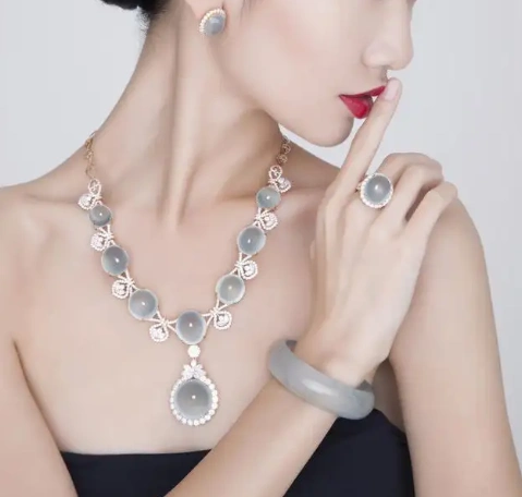 为什么翡翠总能令女性美得很出彩?