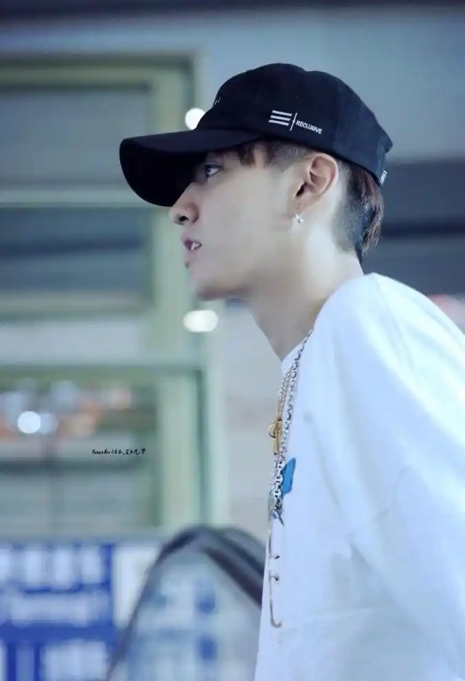 近日,吴亦凡素颜现身机场.