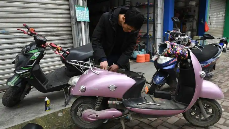 想换电池的电动车车主,不妨再等几个月,除了价格便宜还会更耐用