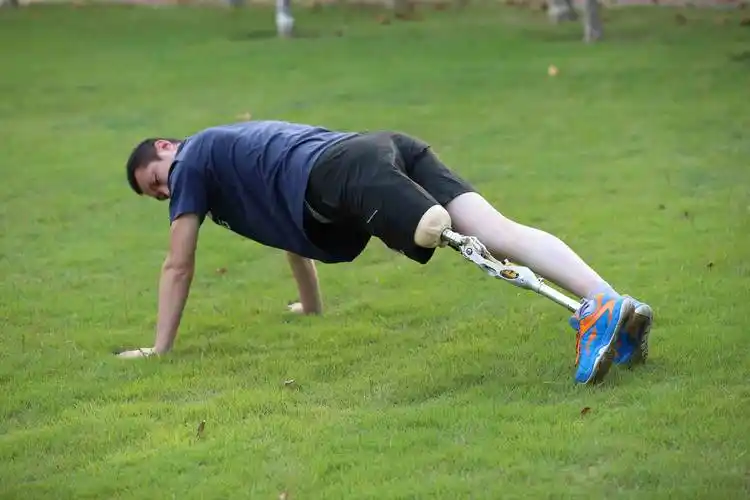 怎么训练穿大腿假肢的站立和行走呢?_关键_斜坡_体重