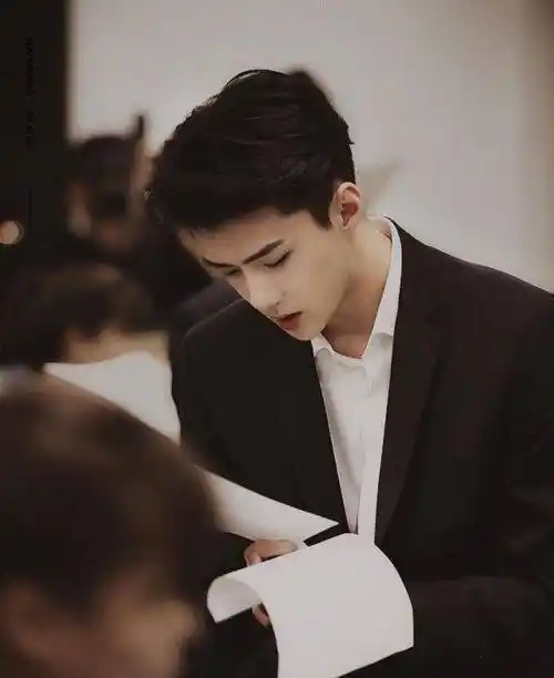 二,吴世勋朴灿烈长相可爱,在中韩都拥有超高的人气.