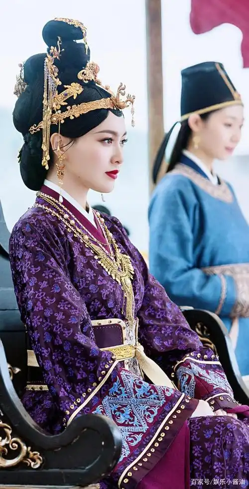 《燕云台》唐嫣当上皇后的12个造型,头饰都太繁琐,与演技不匹敌