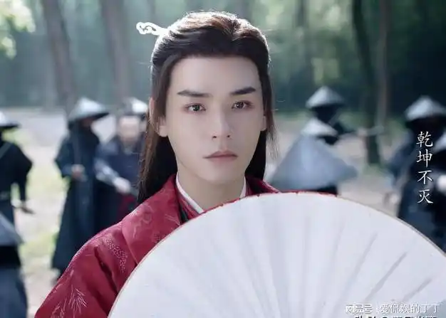 亦或是红的层叠服装相衬,让本就186cm大高个的龚俊看起来愈发身姿挺拔