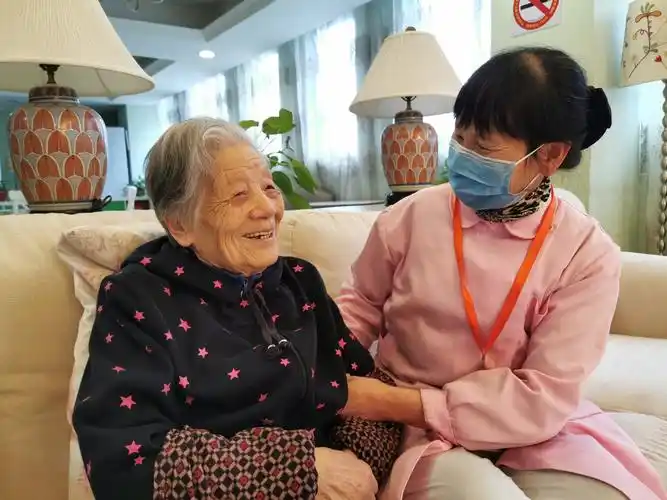 百年初心奋斗者|火出圈的养老院如何炼成?让老人乐活每一天