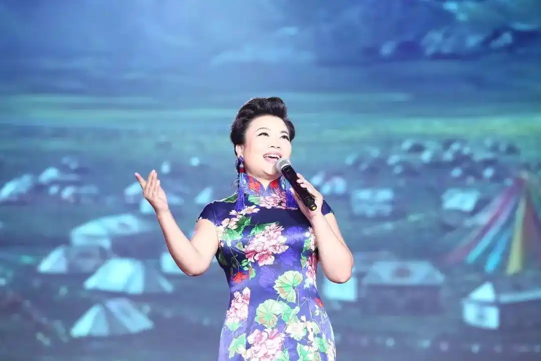 著名歌唱家张也演唱的《梦圆中国》唱出了中国人民心连心,手挽手,共圆