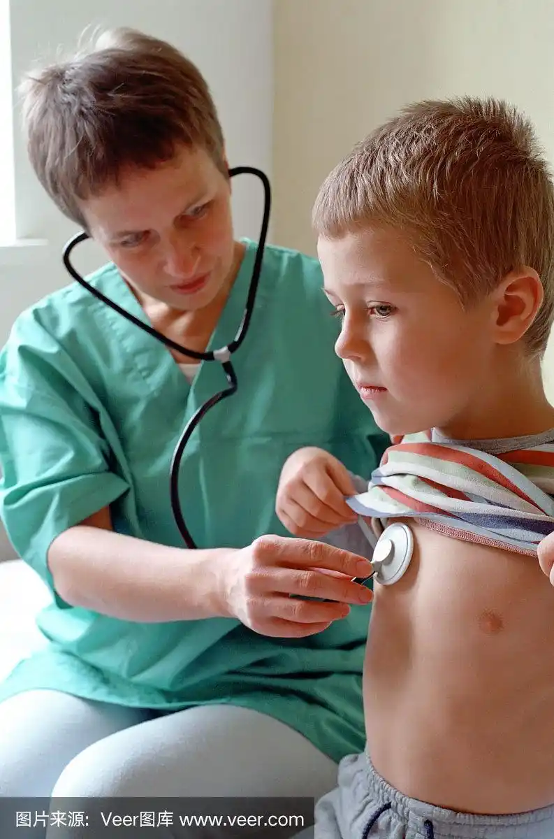 小儿科医生正在检查小男孩