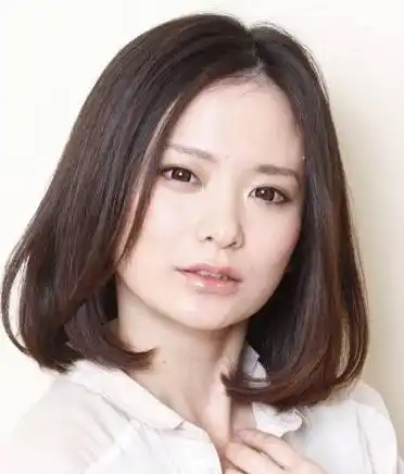 中分齐肩发型对于方脸脸型的女生来说,这一款中分齐肩发最适合不过了